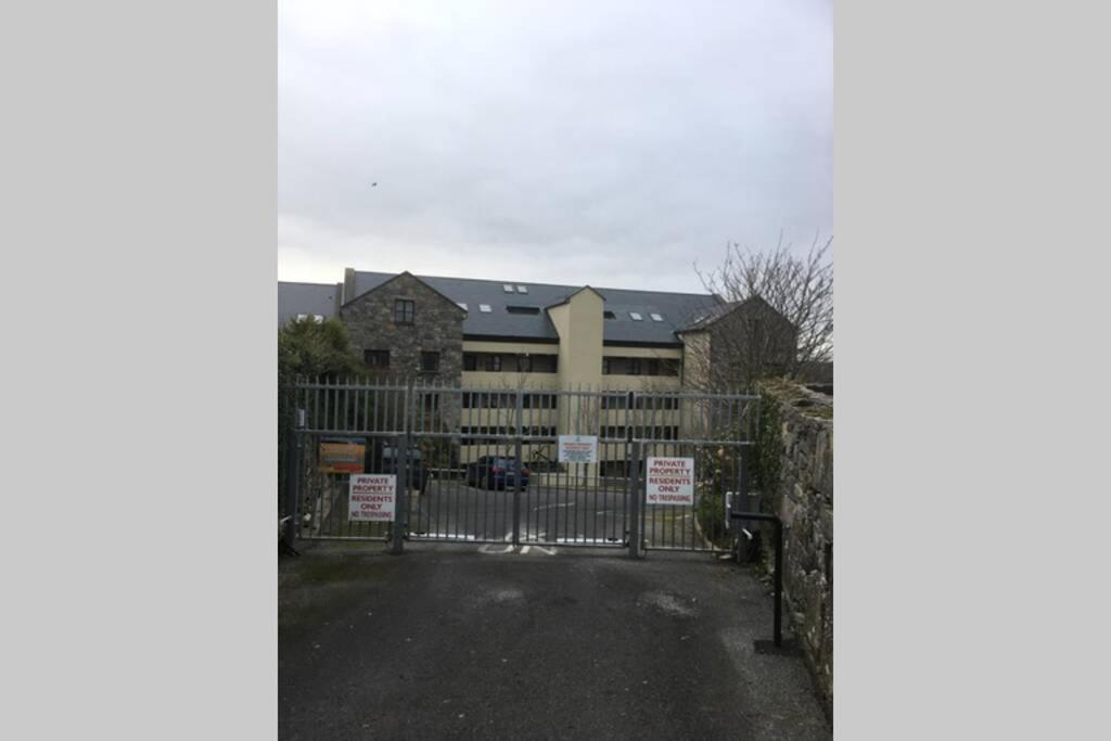 Waterfront Apartment Completely Refurbished Westport Exterior foto