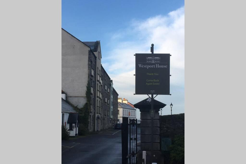 Waterfront Apartment Completely Refurbished Westport Exterior foto